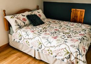 un letto con un piumone bianco e 2 cuscini di Moat Holiday Rental a Lisnaskea