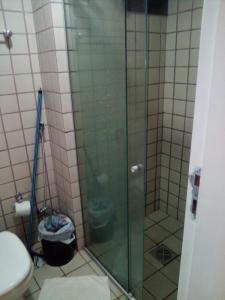 uma casa de banho com uma cabina de duche em vidro e um WC. em Silva Hospedagem em São Luís