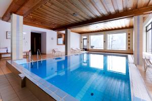 Bazén v ubytování Landhotel Post nebo v jeho okolí