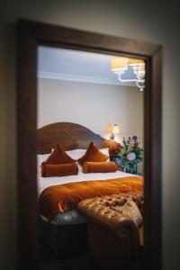 Bridge House Hotel & Silver Howe View Cottage客房内的一张或多张床位