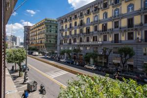una calle en una ciudad con edificios y coches en Napoli Suite, en Nápoles
