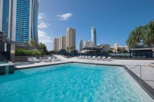 piscina con sedie e vista sulla città di Mantra Circle On Cavill a Gold Coast