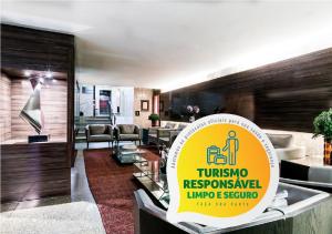 Um certificado, prêmio, placa ou outro documento exibido em Savassi Hotel