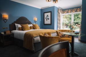 Bridge House Hotel & Silver Howe View Cottage客房内的一张或多张床位