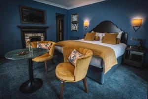Bridge House Hotel & Silver Howe View Cottage客房内的一张或多张床位