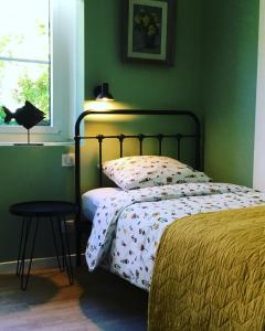 ein Schlafzimmer mit einem Bett, einem Stuhl und einem Fenster in der Unterkunft La Prévôté in Moissac