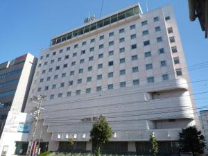 un gran edificio blanco con muchas ventanas en Hotel Resol Hakodate, en Hakodate