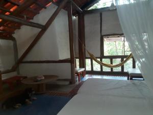 sypialnia z łóżkiem i hamakiem w pokoju w obiekcie Casa Escollera w mieście Santa Marta
