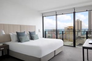 Letto o letti in una camera di Mantra Circle On Cavill