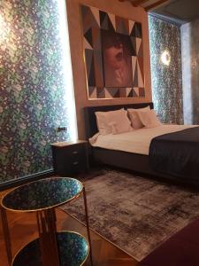 En eller flere senge i et værelse på Alfa Luxury Boutique