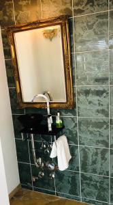 bagno con specchio e lavandino di Penthouse Frankfurt a Francoforte sul Meno