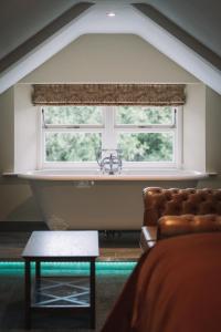 Bridge House Hotel & Silver Howe View Cottage的休息区