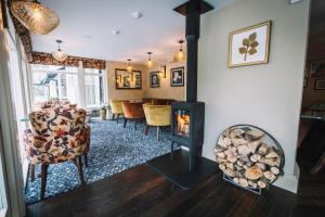 Bridge House Hotel & Silver Howe View Cottage的休息区