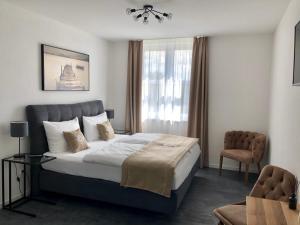 Hotel Sleep & Dream Nähe Europa Park und Rulantica في رينغشيم: غرفة نوم بسرير كبير ونافذة