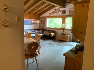 ein Wohnzimmer mit einem Sofa und einem Tisch in der Unterkunft Ferienwohnung Laax mit Traumblick, großem Balkon und Terrasse in Laax