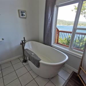 Et badeværelse på Knotty Pine Ocean Front Cabin - Adults Only