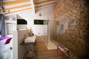 uma casa de banho com um lavatório e um chuveiro em Vistas de Chamberi em Alhama de Aragón