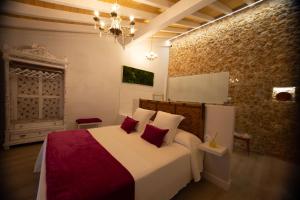1 dormitorio con 1 cama grande con almohadas rojas en Vistas de Chamberi en Alhama de Aragón