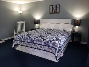 En eller flere senge i et værelse på Blue Ridge Motel
