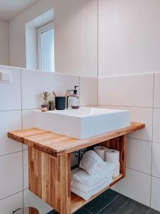 a bathroom with a counter with a sink and towels at W4-Rooms EIN ZUHAUSE IM WALDVIERTEL in Allentsteig