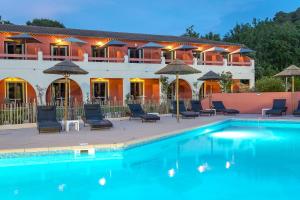 ein Hotel mit einem Pool mit Stühlen und Sonnenschirmen in der Unterkunft Les Pins Blancs en Provence in Le Muy