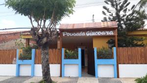 un bâtiment avec un arbre en face dans l'établissement Pousada Gincoara, à Jericoacoara