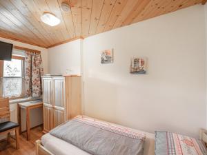 una camera con letto e soffitto in legno di Urlaub am Bauernhof Feldbauer a Landl