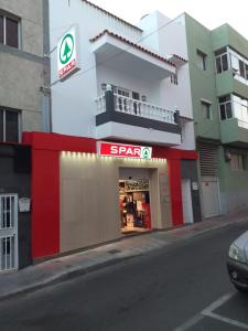 a store on the side of a street at "CASA ALICIA" Apartamento entero in Vecindario