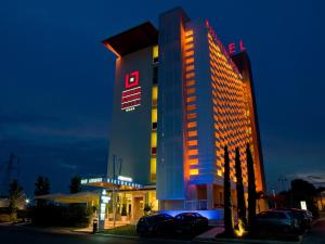 Breaking Business Hotel