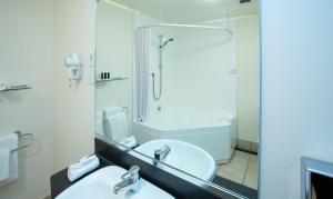 Distinction New Plymouth Hotel的一间浴室