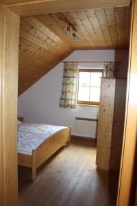Postel nebo postele na pokoji v ubytování Hüttenresort Feuerkogel
