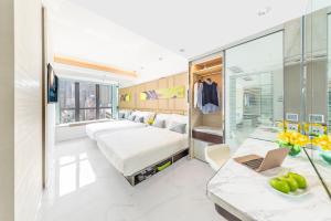 una camera d'albergo con letto e scrivania con computer portatile di iclub AMTD Sheung Wan Hotel a Hong Kong