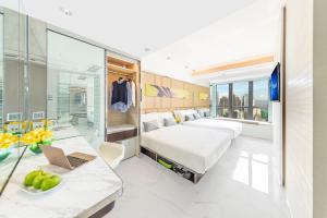 um quarto de hotel com 2 camas e uma mesa com um computador portátil em iclub AMTD Sheung Wan Hotel em Hong Kong