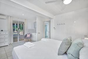 Cama o camas de una habitación en Decked Out By The Sea