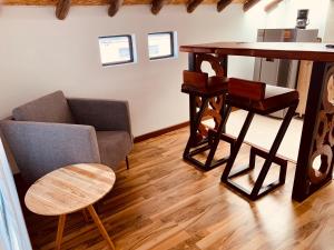 a living room with a couch and a table at Bellísimo chalet en Zona Colonial (301) in Zipaquirá