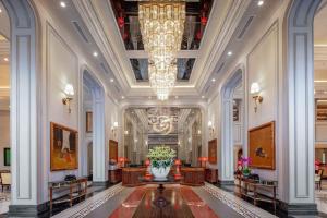 een grote lobby met een grote vaas met bloemen erin bij Silk Path Grand Hue Hotel in Hue