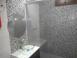 een badkamer met een wastafel en een spiegel bij Residencial Müller in Canela