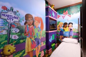 um quarto com um mural de parede de Barbie e seus amigos em LEGOLAND Japan Hotel em Nagoya