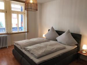a bed in a room with two pillows on it at Stilvolle Ferienwohnung im Herzen von Triberg in Triberg