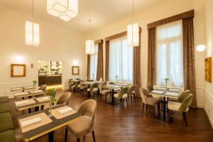 法拉-迪索利戈Hotel Villa Soligo - Small Luxury Hotels of the World的有桌椅和窗户的餐厅