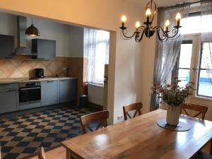 a kitchen and dining room with a wooden table at Stilvolle Ferienwohnung im Herzen von Triberg in Triberg