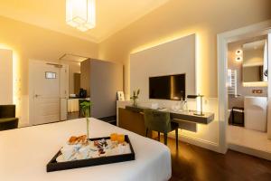 Hotel Villa Soligo - Small Luxury Hotels of the World的电视和/或娱乐中心