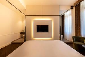 Hotel Villa Soligo - Small Luxury Hotels of the World的电视和/或娱乐中心