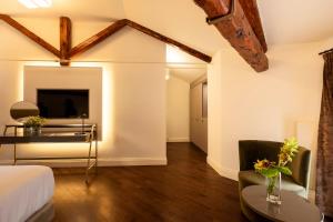 Hotel Villa Soligo - Small Luxury Hotels of the World的电视和/或娱乐中心