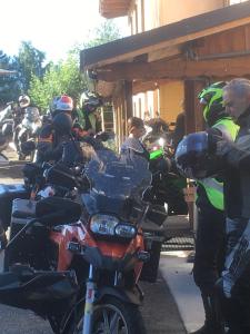 een groep motorrijders zit op hun motorfietsen bij Belvédère Relais Motos in Séez