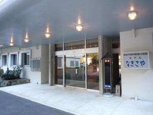 勝浦にあるホテルなぎさやの公衆電話付きの建物の入口