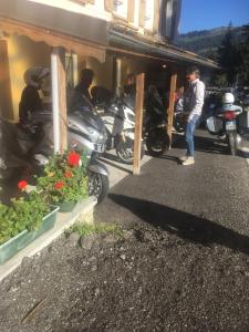 Belvédère Relais Motos في Séez: مجموعة من الدراجات النارية متوقفة خارج المبنى
