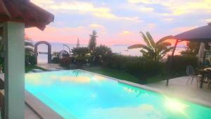 uma grande piscina com vista para o oceano em Villa Maris- beachfront villa with exclusive pool em Podstrana