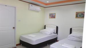 A bed or beds in a room at โรงแรม​ เดอะวิน​ รีสอร์ท
