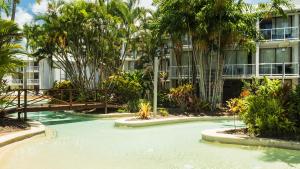 Oaks Port Douglas Resort内部或周边的泳池